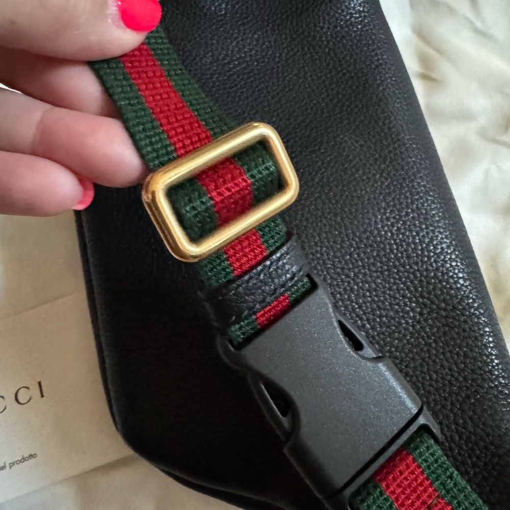 Authentic π― Gucci Leather Small Beltbag - Picture 6 of 10